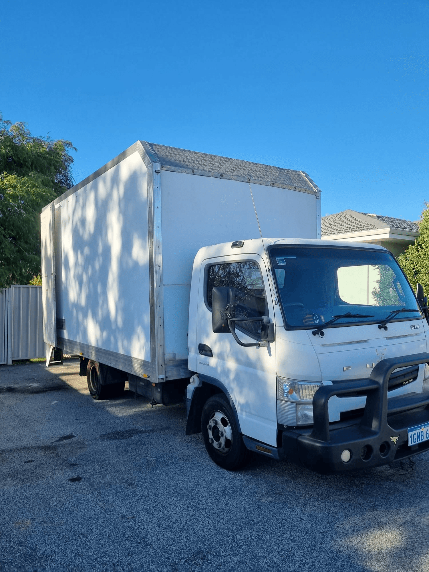 awesome-mate-removals-truck